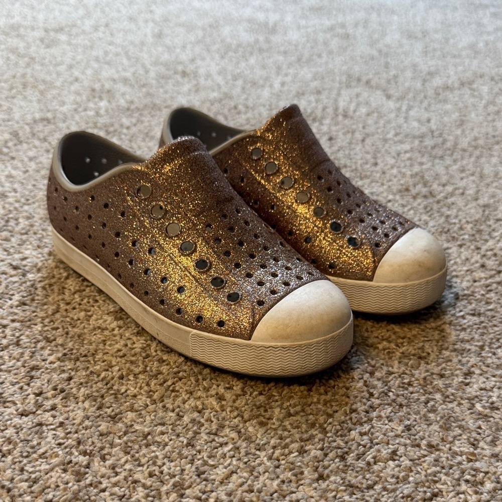 Native Slip On Shoe glittery gold